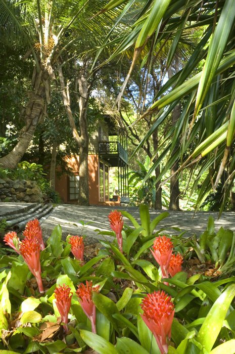 gatehouse_across_driveway