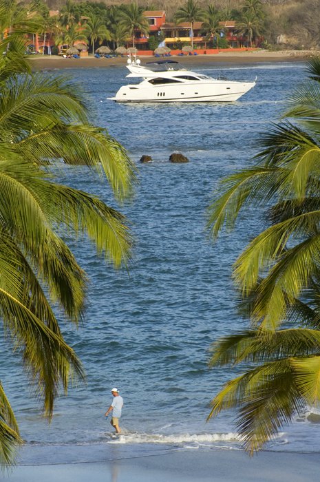 careyes_bay_boat_3